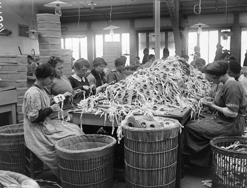 French lcivilians at work makinf gas goggles, 1915.