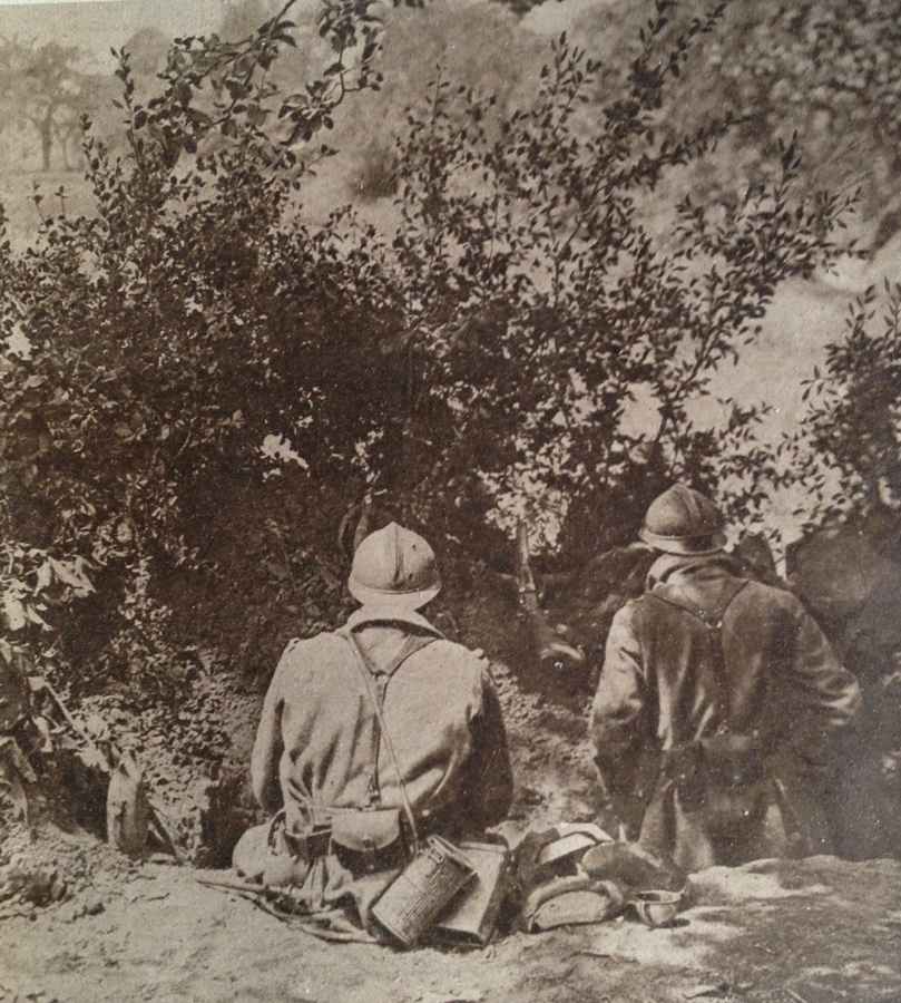 Two soldiers sitting in an advanced post in July 1918, after the war returned to movement. Note the ARS-17 gas masks. 