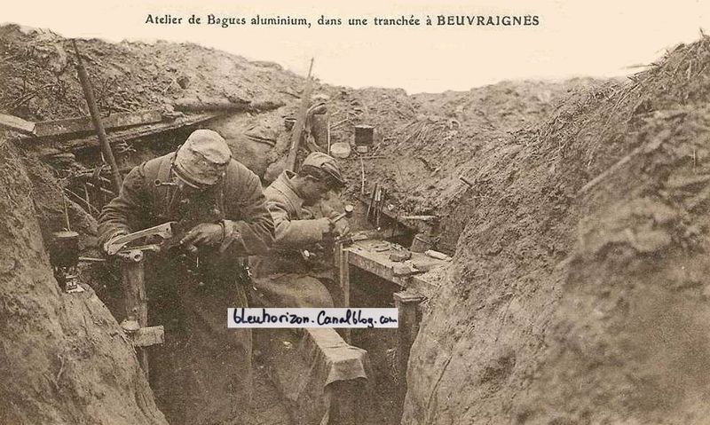 Artisan-soldiers crafting trench rings made of aluminum at Beavraignes, early 1915. Source: bleuhorizon.canalblog.com