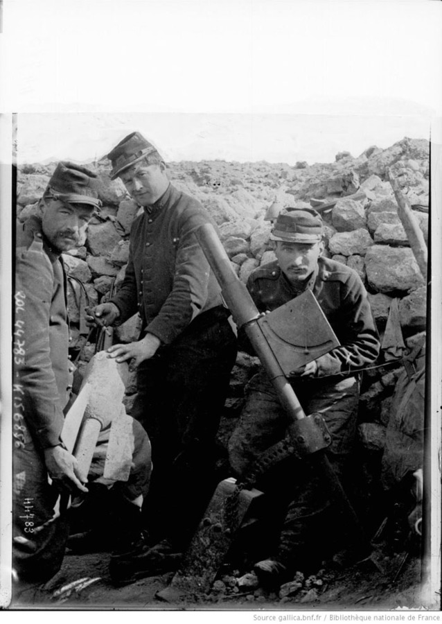 A 58 mm gun crew on the summit of Vauquois, early 1915.