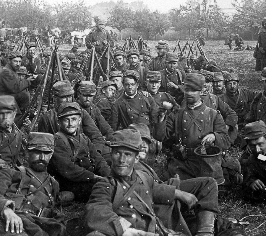 The hardened faces of these young pioupiou of 1914 show that these men have already faced tough campaigning.