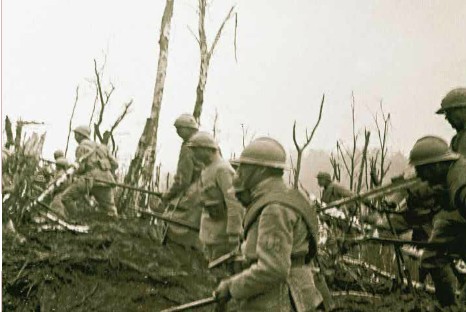 Troops advance over shelled ground during the Chemin-des-Dames offensive.