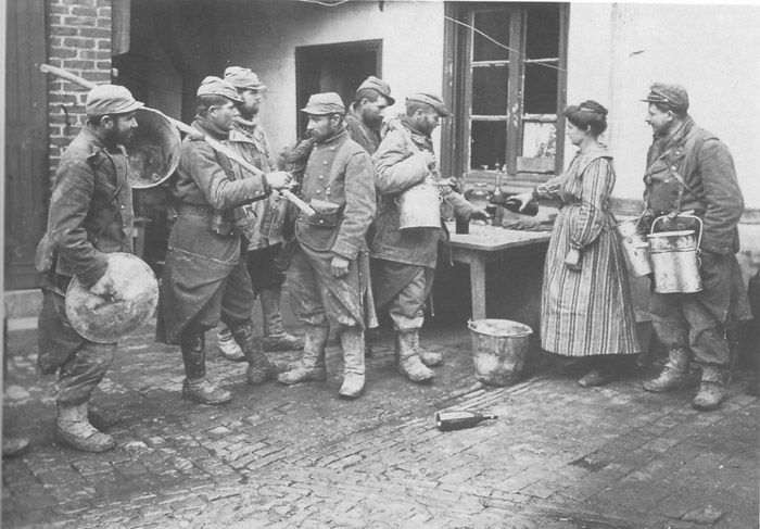 A group of mess-men prepare to bring the food to their men, 1914.