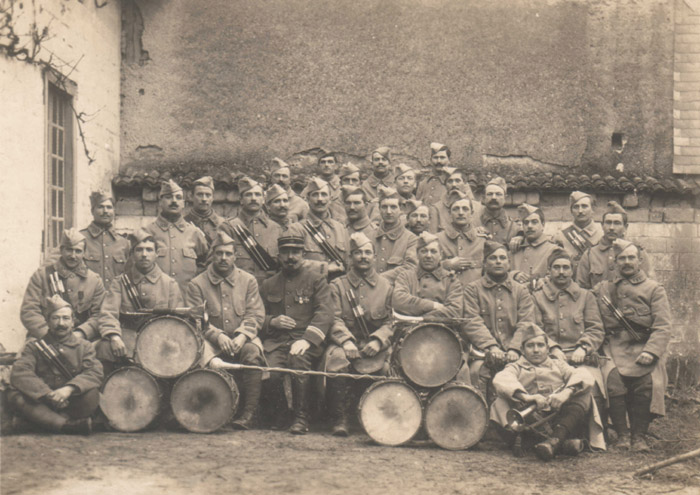 The actual 151e regimental band at the beginning of 1916.