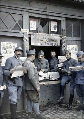 Soldiers gather around to pick up a copy of the latest paper, 1915.