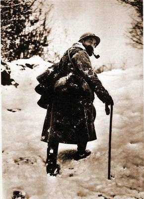 A wine-man brings up the much-loved elixquor throught the snow, Ainse 1917.