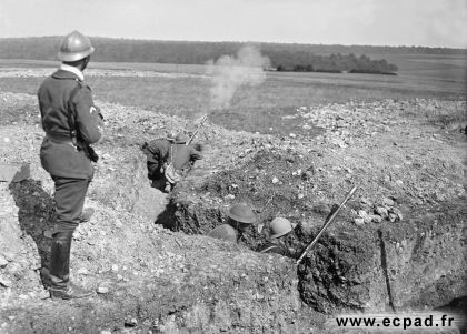 The 12th BCA instructing Americans in the use of the VB rifle-grenade launcher, Camp Demange, 27 August 1917.