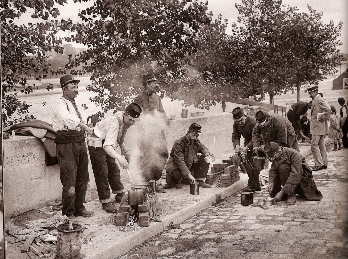 Territorials prepare meal in the streets of Paris, August 1914.