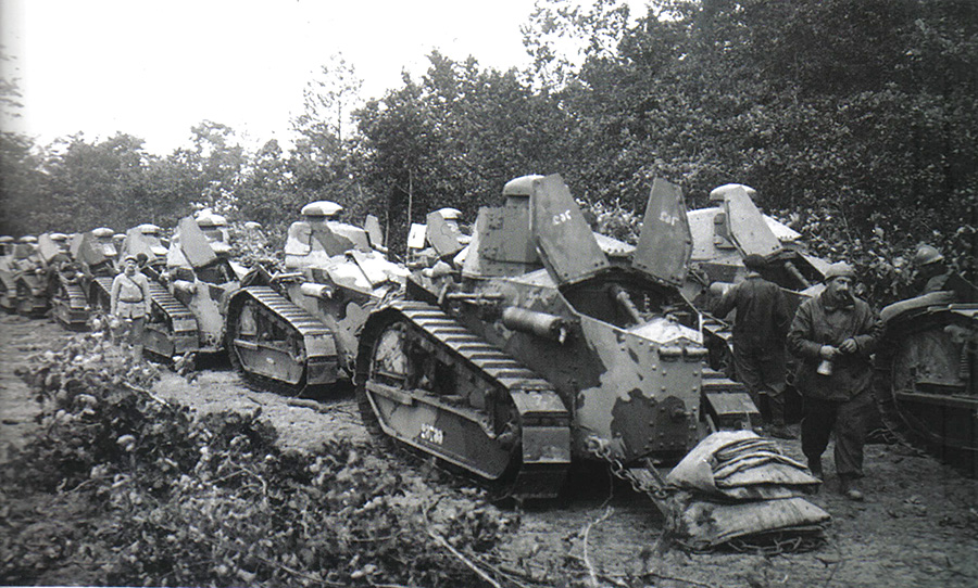 A column of Renault tanks (1918)