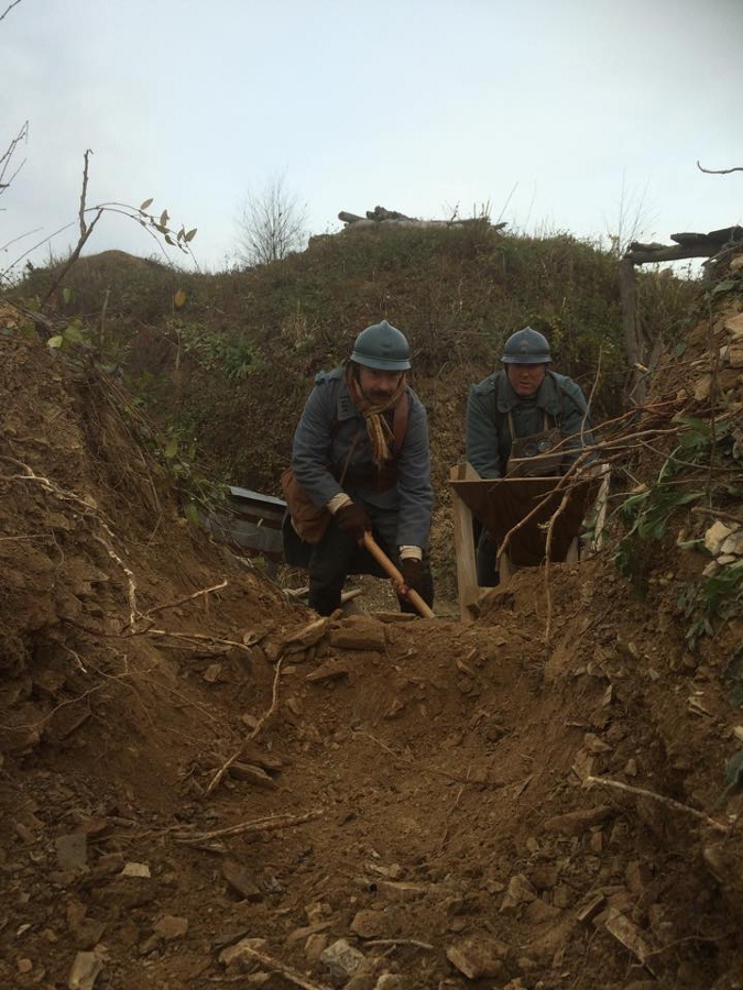 Sdts. Arnouil and Croissant filling sandbags, November 2014