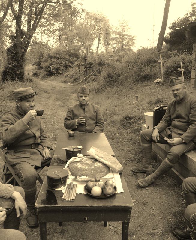 Talkin' shop with our comrades of the 18 RI at the end of the French company work weekend. Newville, September 2013.