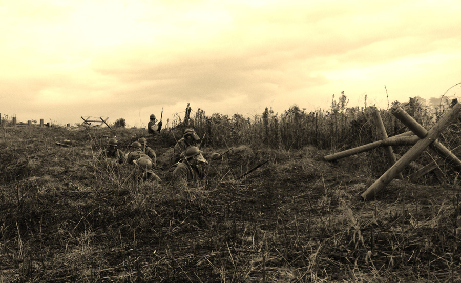 Elements of the French company in gas masks during a feint assault. Newville, November 2013.