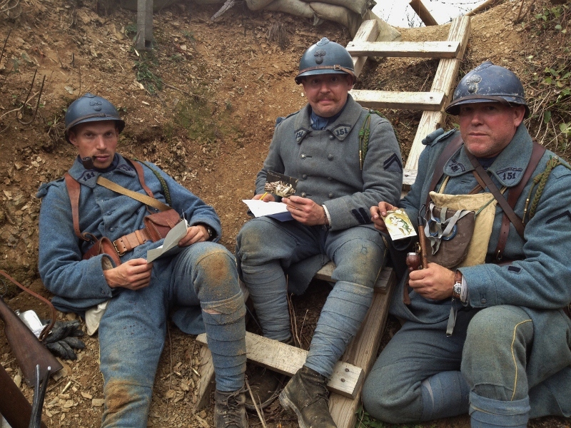 Sdt. Nicolas, Cpl. Picard and Sdt. Croissant reading letters from home and showing off post-cards sent by buddies. Newville, November 2013.