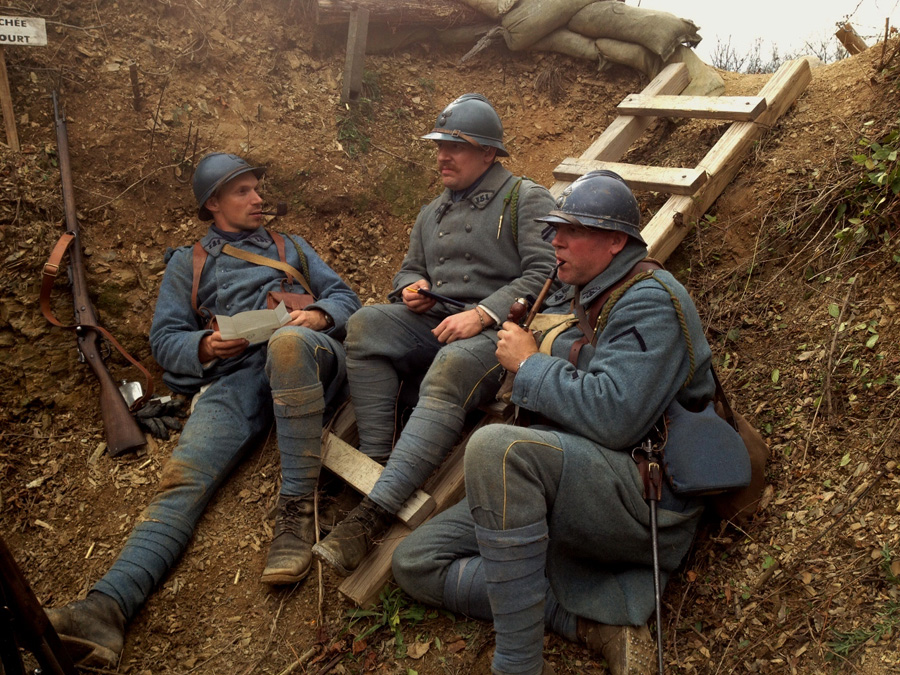 Sdt. Nicolas, Cpl. Picard and Sdt. Croissant reading letters from home. Newville, November 2013.