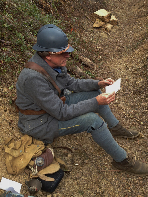 Sdt. Lefbvre reads a letter from home. Newville, November 2013.